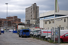 824225 Gezicht op het parkeerterrein achter de Van Sijpesteijnkade / Mineurslaan te Utrecht, met rechts de ...